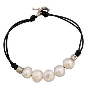 Simple Chic Pearl Bracelet